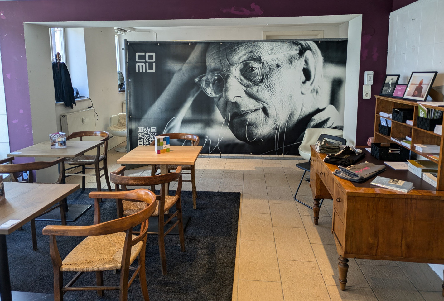 <p>Cake and museum testers wanted!</p>